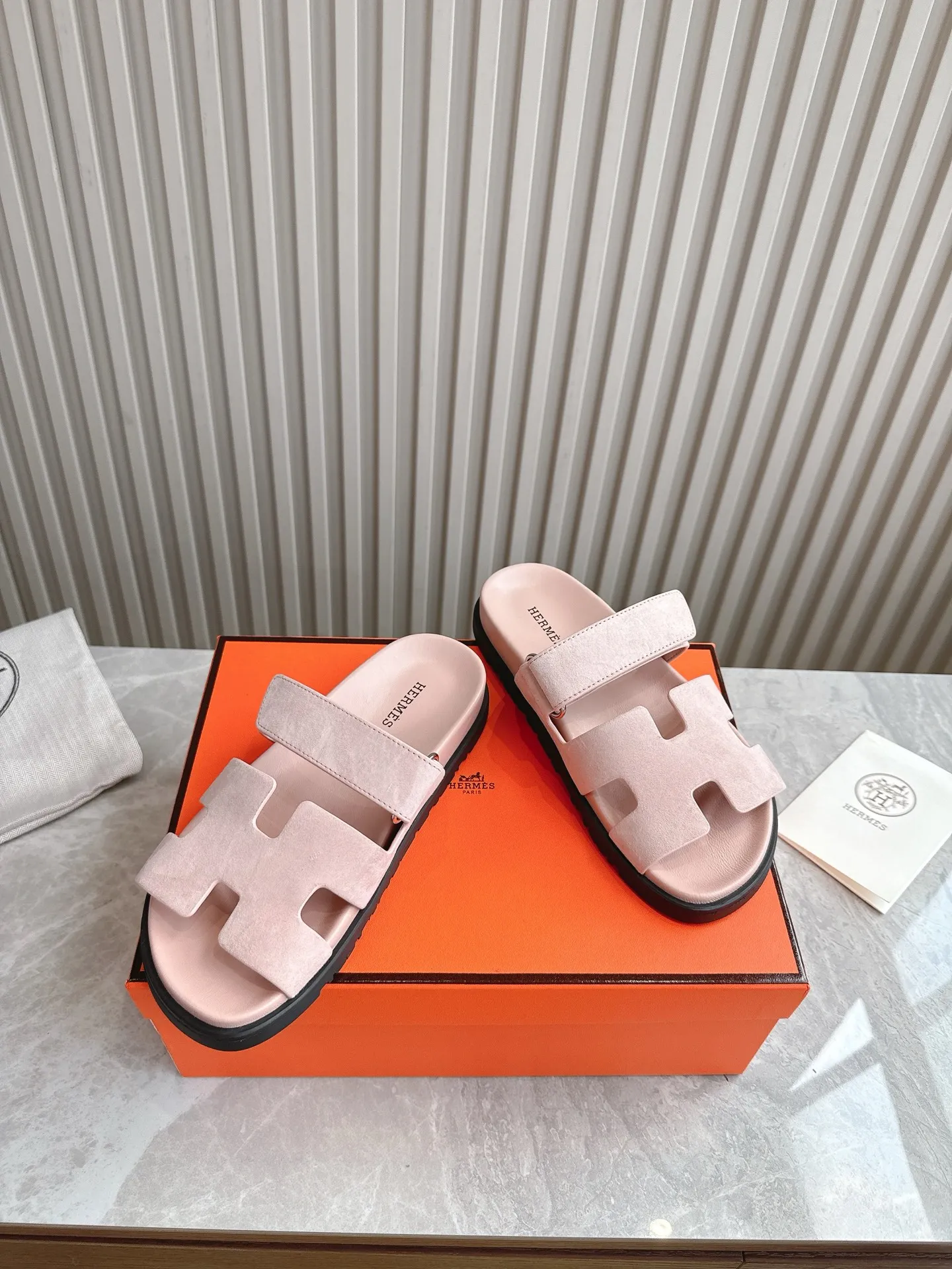 p480🐮🐮Couple model (top version) H family 2024 spring and summer new style HERMES Hermes' recently popular couple model pig nose angle sandals and slippers, paired with various colorful socks, popular. Upper: imported original deerskin (the genuine leather edging is not ordinary super migration). Lining: imported genuine leather. Outsole: Tpu non-slip and wear-resistant outsole. Size: Female 35-42 (40/42 non-returnable and non-exchangeable) Male size: 39-45 (45 non-refundable and non-exchangeable)